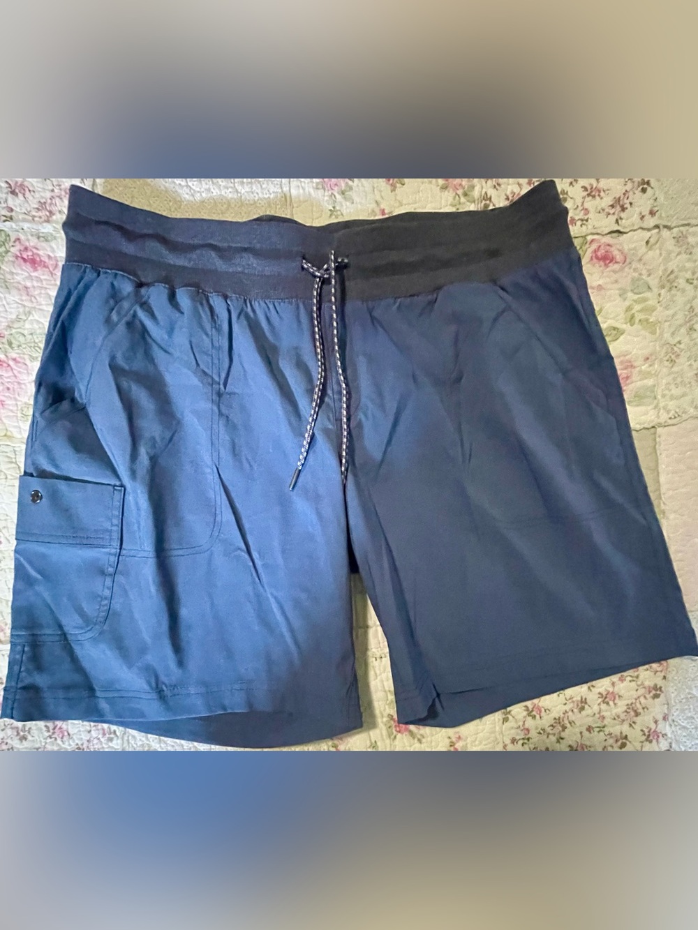 Columbia Women's Blue Athletic Cargo Shorts - Size XL - Perfect Condition